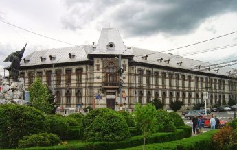 Un elev a făcut atac de panică după ce o bucată de tavan i-a căzut pe bancă