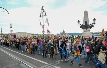 Budapesta: Poliţia a tras cu gaze lacrimogene în adolescenţi care protestau faţă de reformele în educație impuse de Viktor Orban