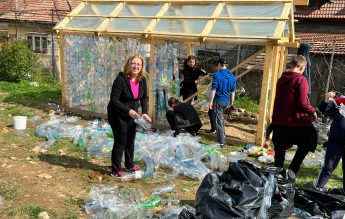 Seră din PET-uri reciclabile, construită la o școală din Țara Făgărașului
