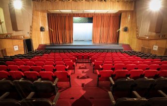 Afaceristul imobiliar Emilio a fost condamnat la muncă într-un teatru pentru copii, după ce a înșelat procurori și judecători