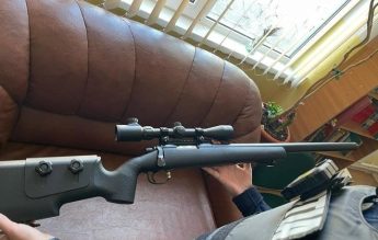 Un elev de 7 ani a mers cu o armă de airsoft la ore. Directorul școlii a chemat Poliția