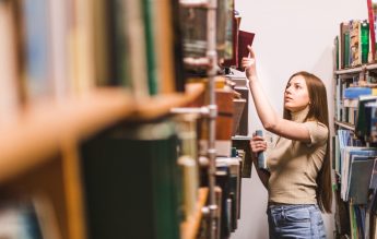 Elevi, dați afară din biblioteca școlii, unde filmau un proiect la Limba română