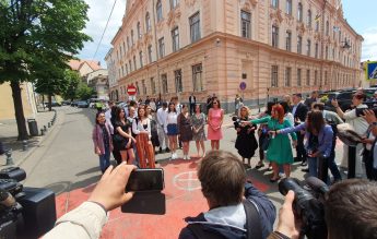 Carmen Iohannis, la un eveniment de protocol, în timpul grevei. Au participat și elevi aduși de acasă
