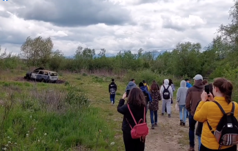 ”Au dat câteva telefoane, au fumat o țigară și cam asta a fost”. Elevi din Sibiu, revoltați de reacția instituțiilor, după ce au sesizat că pe malul Cibinului sunt aduse deșeuri ilegale