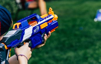 Directorul unei şcoli a anunțat la 112 că un elev a venit cu un pistol la cursuri. ”Arma” era de jucărie