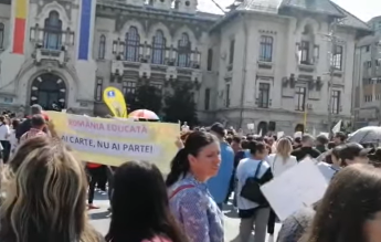 Melodia ”O lume minunată”, dedicație ironică de la profesorii din Craiova pentru președintele Iohannis