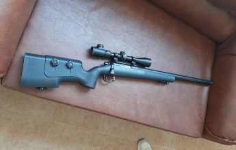Amendă de 5.000 de lei pentru tatăl copilului care a mers cu arma de airsoft la școală