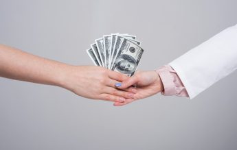 Două profesoare universitare, condamnate pentru că solicitau 2000 de euro șpagă pentru subiectele la medicină