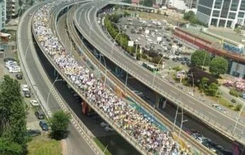 ”Autostrada Demnității”. Imaginea impresionantă a protestului de astăzi, într-o fotografie și în cuvintele scriitorului Radu Vancu