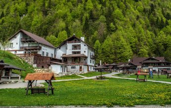 Complex din Brașov, închis temporar după ce 30 de copii au ajuns din tabără direct la spital