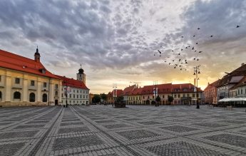 Sute de locuri libere în școlile din Sibiu, din cauza fenomenului vizelor de flotant