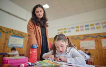 Dintre profesorii care au renunțat la grevă, doar 10% sunt mulțumiți de ce le-a oferit Guvernul – sondaj World Vision România