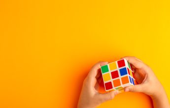 Un tânăr cu autism a doborât recordul mondial la Cubul Rubik, pe care l-a rezolvat în 3,13 secunde