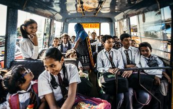 India elimină din manualele școlare tabelul periodic și evoluția, din cauza presiunilor politice