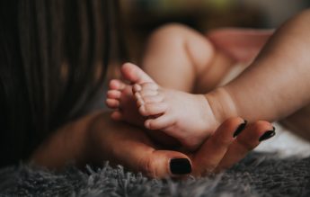 Elevele care au întrerupt cursurile din cauza sarcinii se pot reînmatricula la școală în orice moment