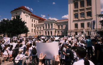 Protest în fața UMF Iași. Studenții amenință cu boicotarea admiterii, în toamnă