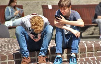Irlanda. Părinți și școli gimnaziale au încheiat un acord pentru interzicerea utilizării telefoanelor de către copii