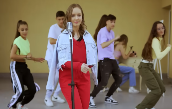 „Trebuie să lupt” – mesajul transmis de Alexia, adolescenta cu braţele replantate, în prima ei melodie lansată
