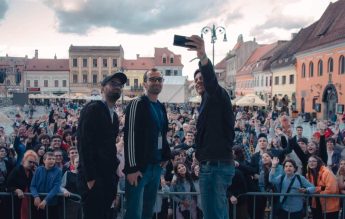 „Această generație va construi o societate mai bună”. Jurnaliștii de la Recorder, primiți cu entuziasm de elevi la.festivalul Boovie