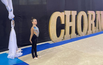 O fetiță din Ucraina, cu un picior amputat după un atac al rușilor, a câștigat aurul la un concurs de gimnastică