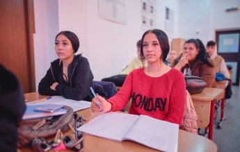 Doar 42,3% dintre elevii înscriși în clasa I acum 12 ani au luat Bacalaureatul – World Vision România
