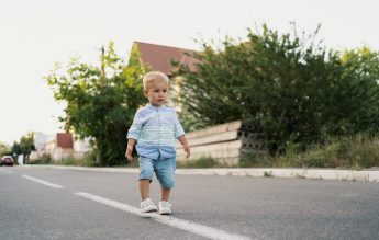 Copil de 1 an și 8 luni, găsit singur și desculț pe o stradă, după ce a plecat neobservat de la grădiniță