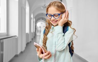 UNESCO: Telefoanele inteligente ar trebui interzise în școli