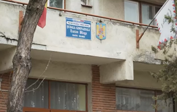 Şcoală amenajată într-un bloc de locuinţe, la Satu Mare. Elevii coboară patru etaje pentru a merge la toaletă