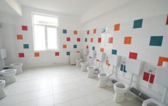 Controversă pe internet, după ce Lia Olguța Vasilescu a prezentat o toaletă fără pereți despărțitori, instalată la o grădiniță. Ulterior, a șters poza