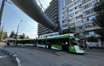 AEC: În proiectul de HG este omisă gratuitatea elevilor la transportul cu tramvaiul