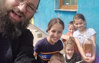 Dan Damaschin, preotul care organizează concerte pentru a ajuta 10.000 de copii să meargă la școală