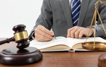 O ieșeancă a cerut evacuarea soțului violent, pentru ca fiul lor să poată învăța