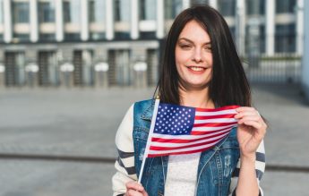 Liceenii români, invitați să se înscrie în programul FLEX, care include un an de studii în SUA