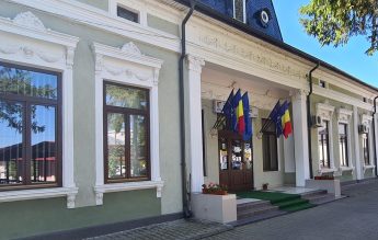 Părinții fac presiuni pentru concedierea unei profesoare care a apărut dezbrăcată într-un film de artă