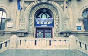 Conducerea unui Colegiu spune că nu are normele pentru a exmatricula o elevă violentă