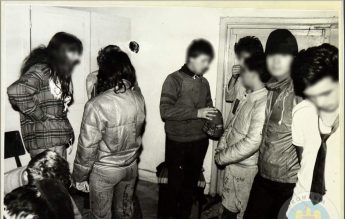„Să prețuim libertatea!” – CNSAS publică imagini cu tineri anchetați de Securitate pentru că purtau haine cu simboluri muzicale