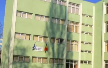 Elevul care și-a înjunghiat profesoara a cerut judecătorilor să fie lăsat să meargă la școală