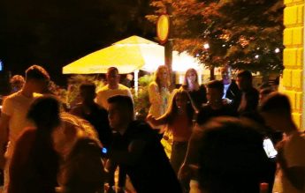 Bătaie între elevi, filmată în centrul Făgărașului. Intervenția Poliției este criticată de martori