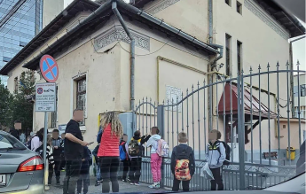 Elevi ținuți la poartă dacă ajung înainte de ora 8 la școală. Directoarea invocă legile Educației