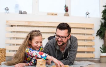 Copiii ai căror tați citesc și se joacă cu ei au rezultate mai bune în școala primară – studiu