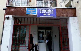 Educatoare, acuzată că lovește copiii și că îi abandonează ca să iasă la fumat