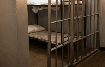 Educație după gratii: 11 deținuți au început școala în penitenciar, la Craiova