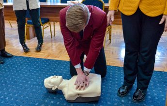 Elevii din București vor învăța tehnicile de resuscitare de bază în cadrul unui program lansat de Ministerul Educației