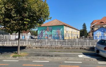 Protest la Sibiu. Părinții sunt nemulțumiți că le-au fost mutați copiii la program de după-amiază, la școală
