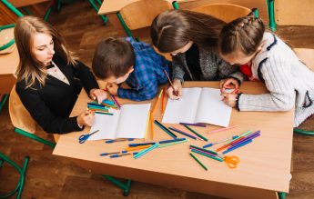 Afterschool la Iaşi, o industrie paralelă cu școala. ISJ nu are o evidență, nimeni nu verifică predarea