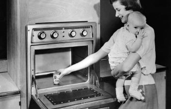 25 octombrie 1955: Se vinde primul cuptor cu microunde pentru uz casnic