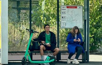 Exemplu de civilizație. David Popovici, fotografiat în stația de autobuz