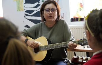 Doamna Gina, cea mai iubită învățătoare din Șeica Mare, județul Sibiu