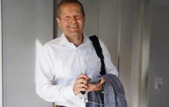 Câștigătorul de origine maghiară al Premiului Nobel pentru Fizică va dona banii pentru educația copiilor ucraineni