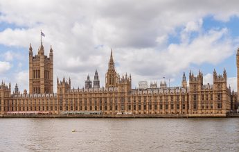 Scandal în UK: Postările din social media ale unor cadre didactice, monitorizate de Guvern